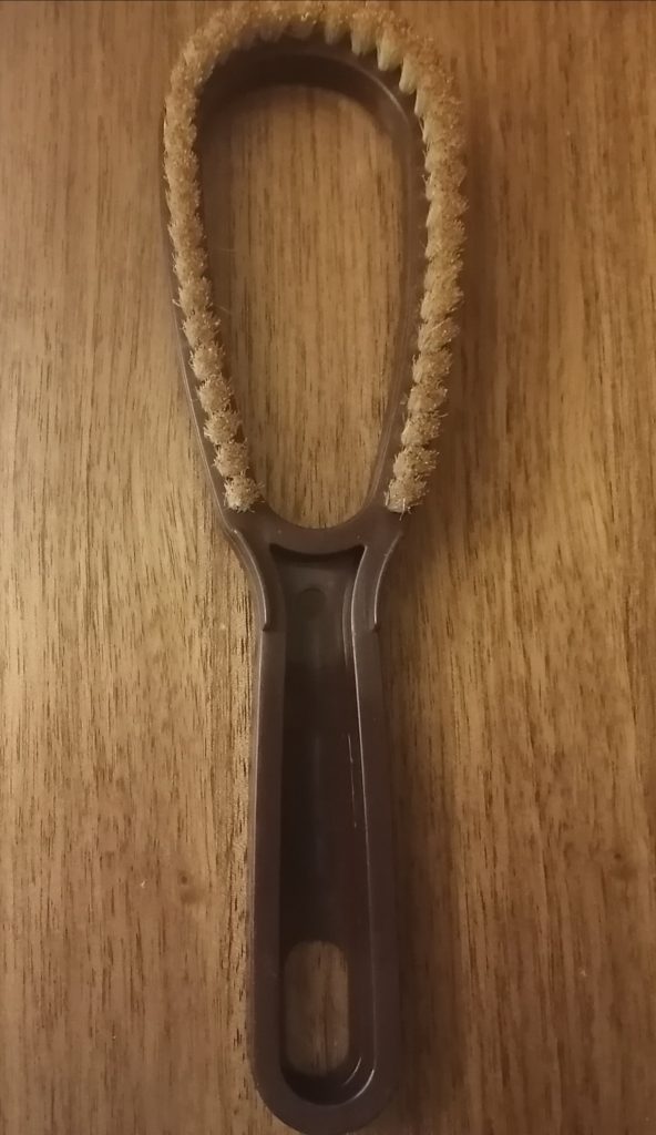 ダイソーの毛玉取りブラシが優秀 電動よりブラシ おすすめポイント 情報発信ブログサイト Blue Rose