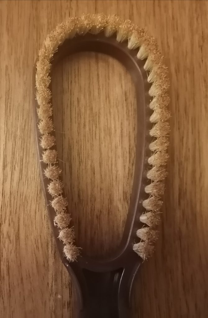 ダイソーの毛玉取りブラシが優秀 電動よりブラシ おすすめポイント 情報発信ブログサイト Blue Rose